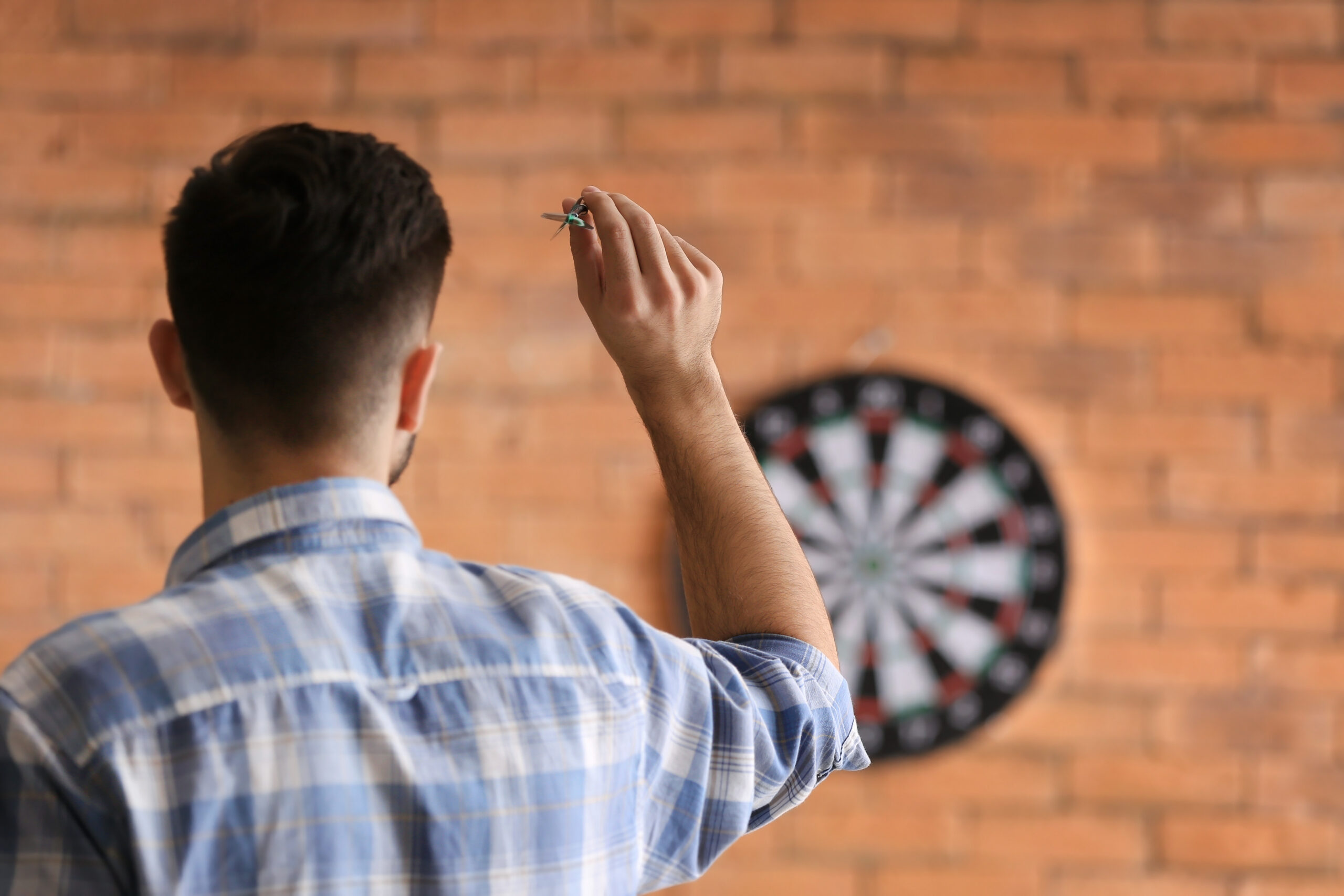 Man throwing dart as analogy for goal setting